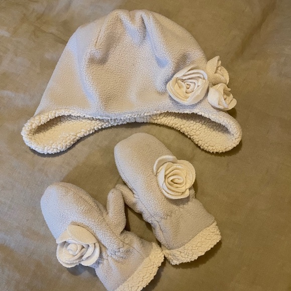Baby Gap winter hat and mittens - Picture 2 of 4
